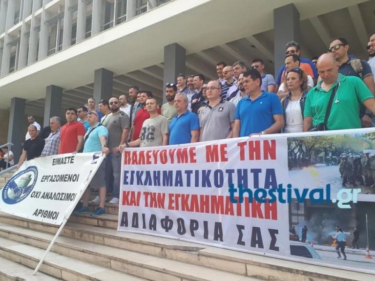 Διαμαρτυρία αστυνομικών στο δικαστικό μέγαρο Θεσσαλονίκης – «Θέλουν να μας σκοτώσουν» (βίντεο)